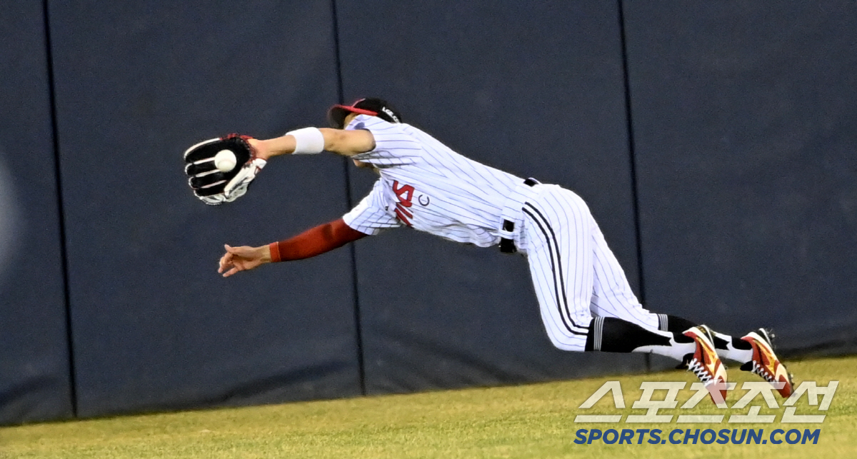 박해민 날고 또 날았다, 팀 구한 캡틴의 슈퍼 캐치에 90도 인사로 경의…