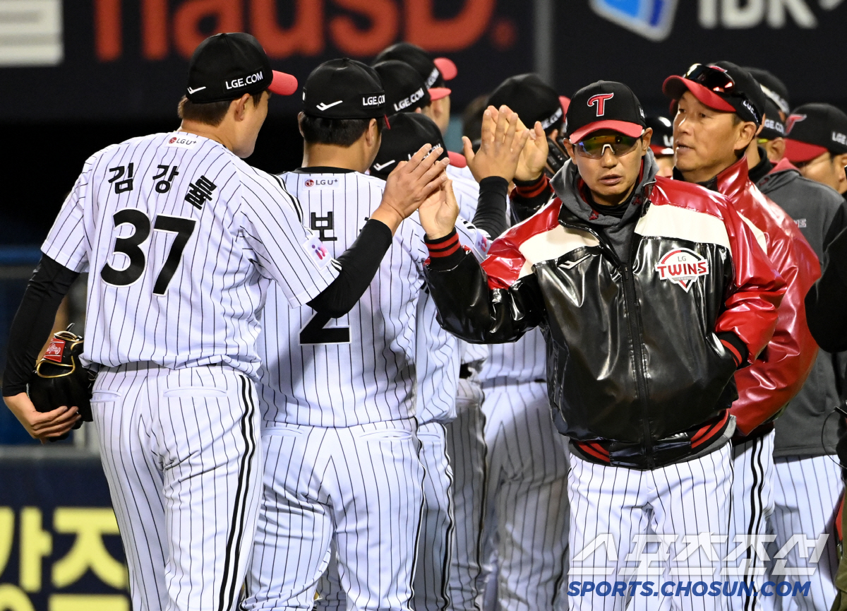 KBO리그 최초 기록 탄생→"덕분에 승리"…'개막 3연승' LG, 더할 …