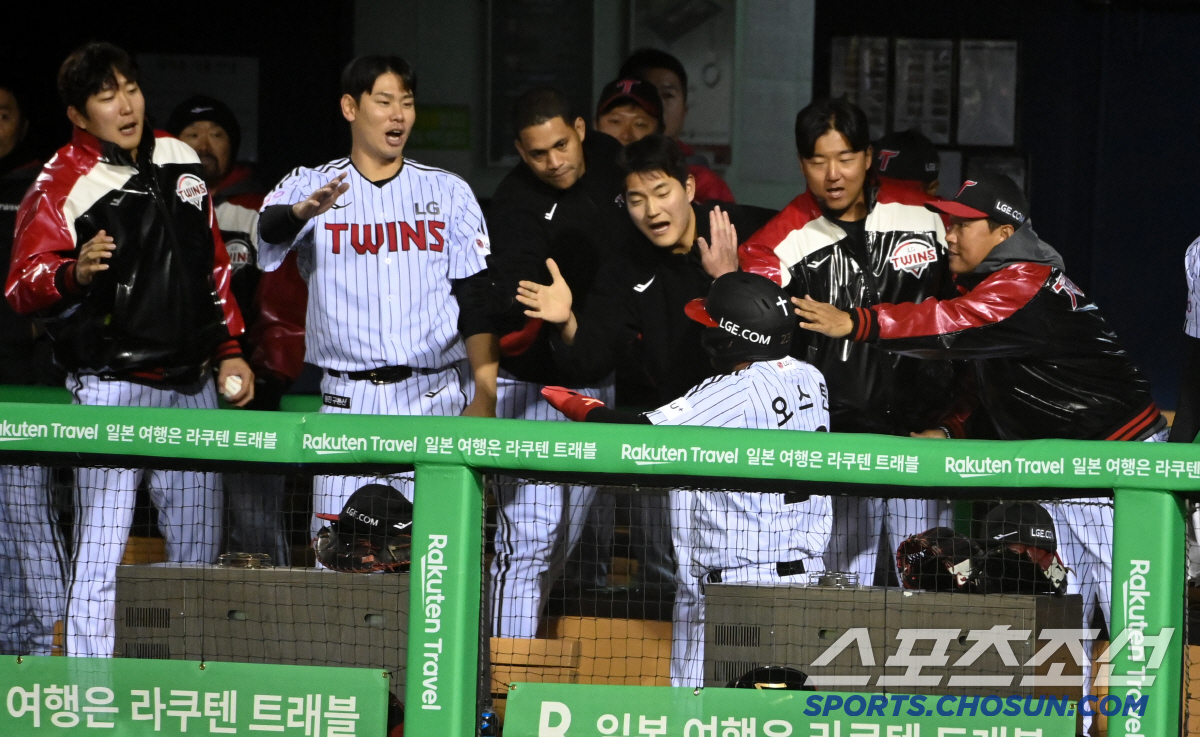 KBO리그 최초 기록 탄생→"덕분에 승리"…'개막 3연승' LG, 더할 …
