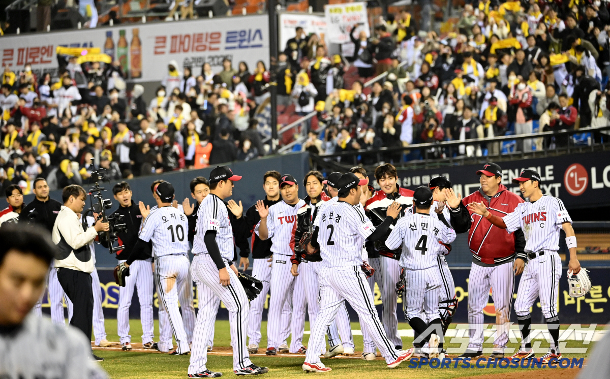 KBO리그 최초 기록 탄생→"덕분에 승리"…'개막 3연승' LG, 더할 …