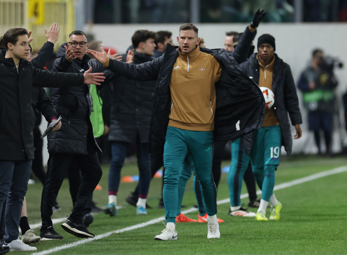 [오피셜]손흥민과 함께 UCL 결승전 뛴 '토트넘 레전드 수비수' 현역 …