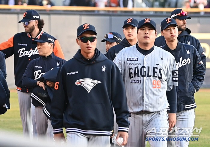 류현진 생일날 시즌 첫 등판, 큰 형님 곁 지킨 든든한 한화 선발진들..…