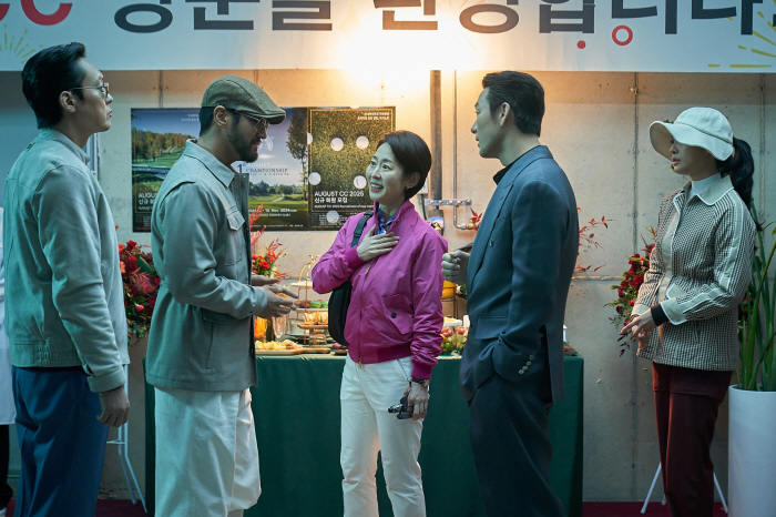 [SC리뷰] 연기도, 연출도 홀인원!…하정우 표 '로비', 기다린 보람 …