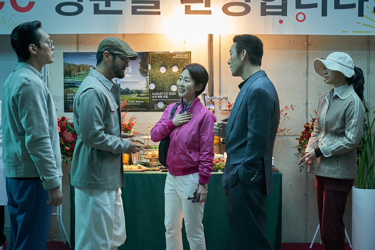 [SC리뷰] 연기도, 연출도 홀인원!…하정우 표 '로비', 기다린 보람 …