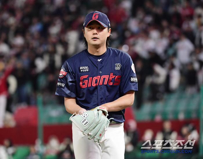 공9개로 KK! '팔 빠질라' 뜨거운 포효…초대형 트레이드 주인공, 가슴…