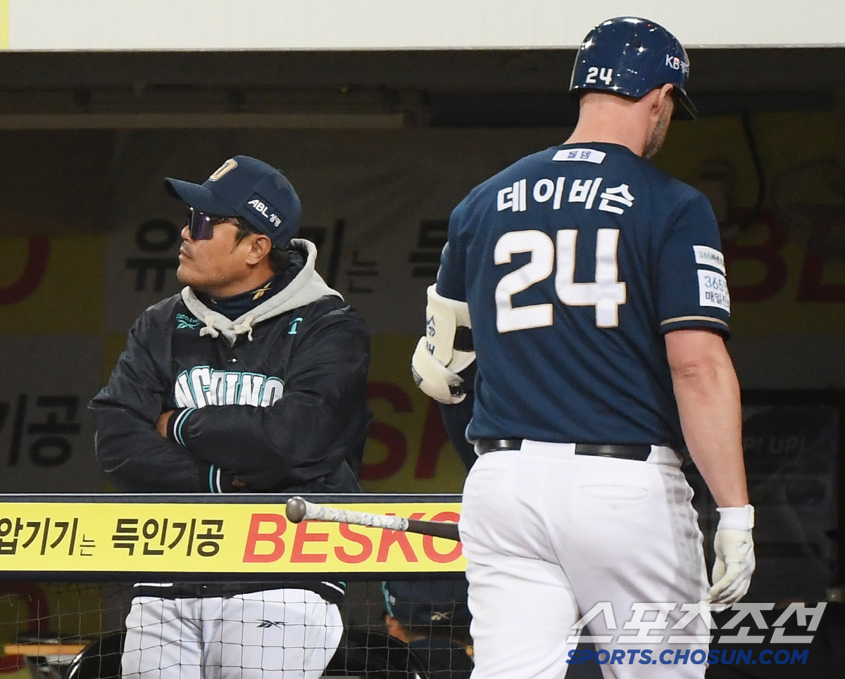'홈런 공장장' 국민우익수 극찬했지만...난타전 기대한 호부지의 절망 […