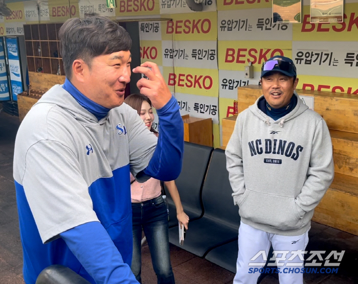 '홈런 공장장' 국민우익수 극찬했지만...난타전 기대한 호부지의 절망 […
