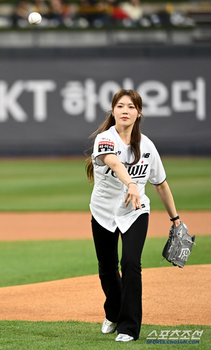 [포토] 컬링 설예지, 설예은 향해 시구!