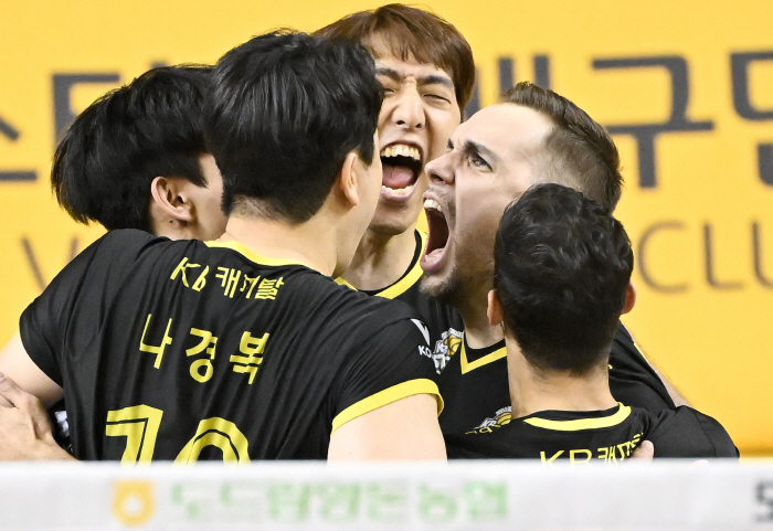 경민불패는 계속된다! KB손보, 대한항공 잡고 89.5% 확률 잡았다…'비예나+나경복 38득점 합작' PO 1차전 승리 [의정부리뷰]
