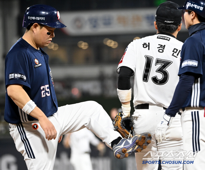 '감히 날 속여?' 빈 글러브 태그에 처절한 응징, 허경민에 아찔한 엉덩…