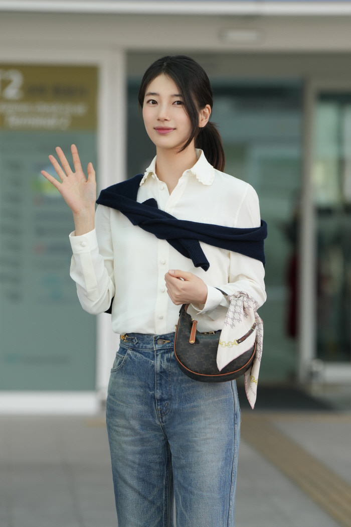 수지, 청바지 입었는데도 '봄여신 포스'…역시 원조 '첫사랑 아이콘'
