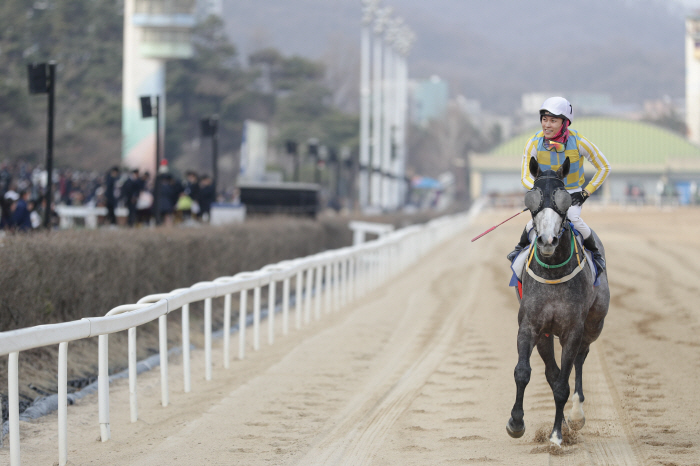 [경마]'1000승 향한 도약 시작' 장추열, 통산 500승 달성