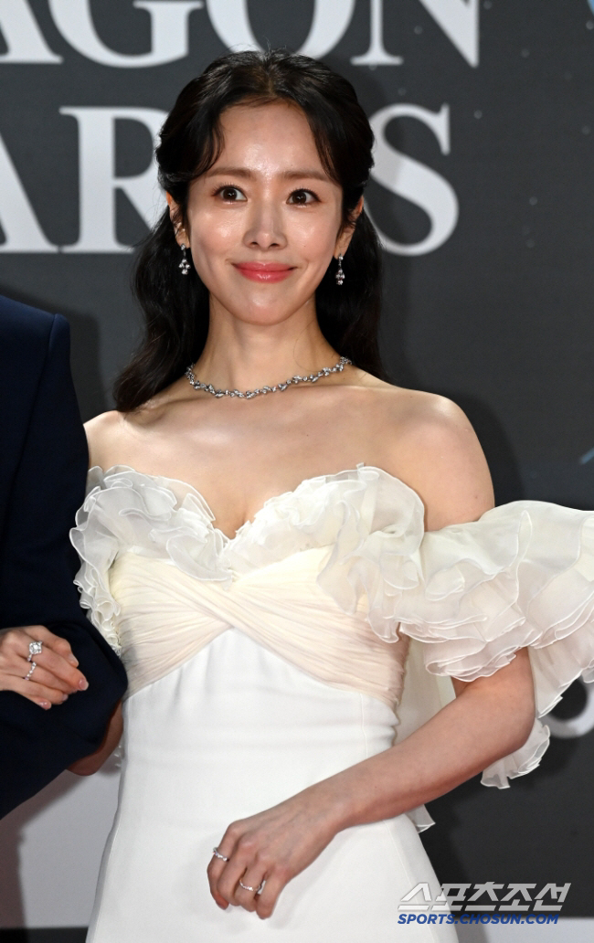 '최정훈♥' 한지민 "사내연애, 물론 힘들지만…사랑엔 용기가 필요해"