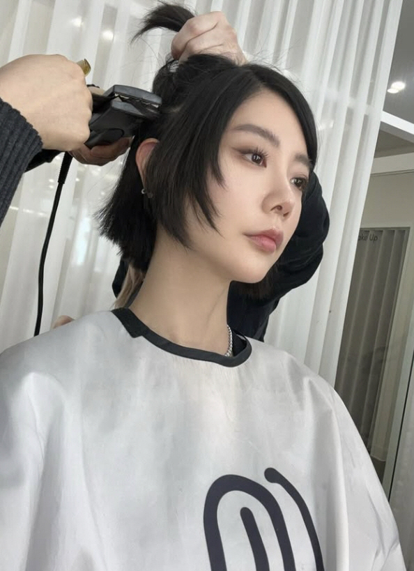 [SCin스타] 클라라, 성형설도 잠시뿐..독특 단발 컷도 소화하는 원판…