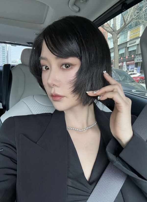 [SCin스타] 클라라, 성형설도 잠시뿐..독특 단발 컷도 소화하는 원판…