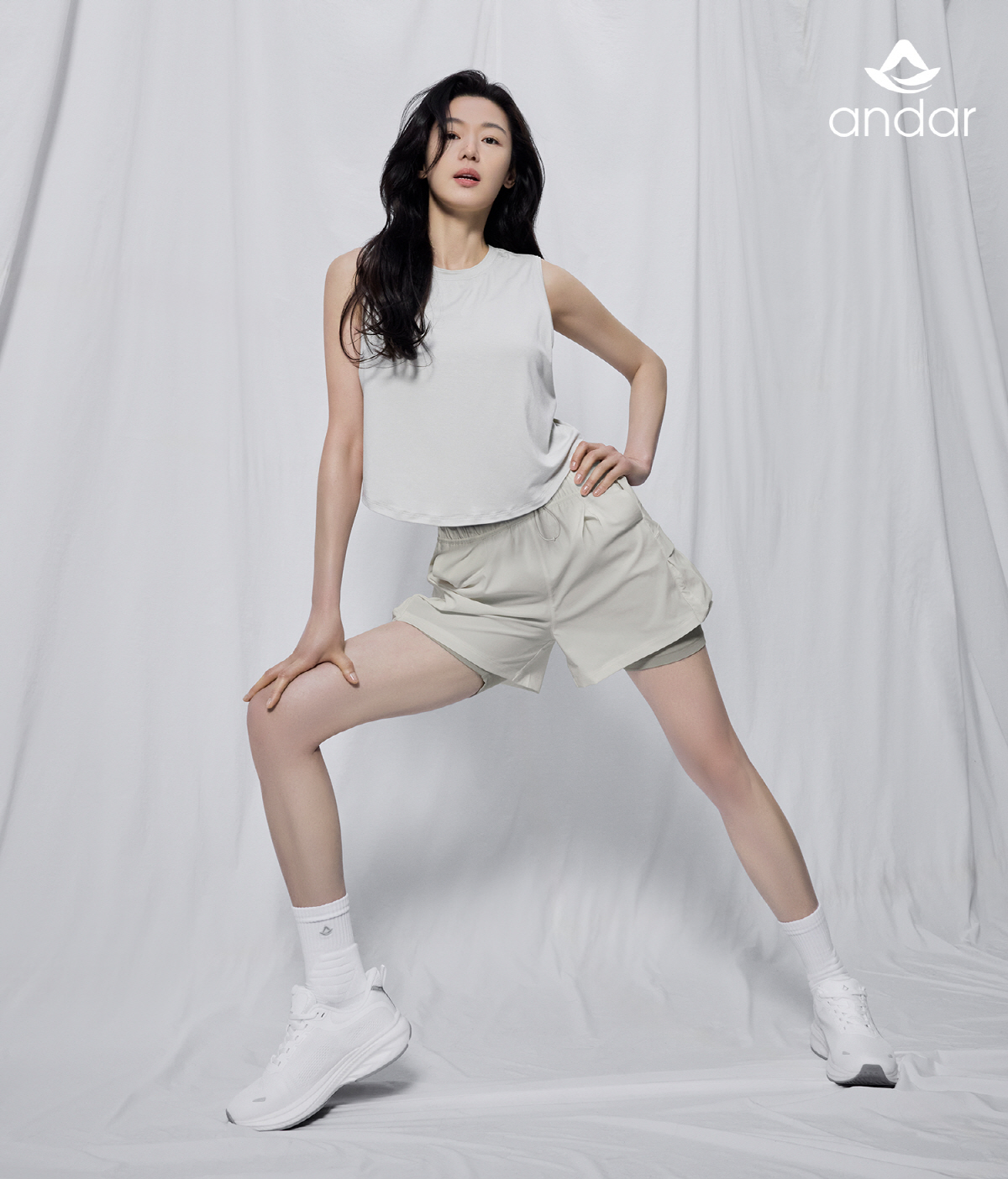 전지현, 화보로 전한 근황..숨길 수 없는 톱스타 아우라