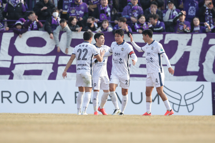 "이제부터 진검승부" 재개되는 K리그1, 서울이 문 열고→'동해안 더비'…