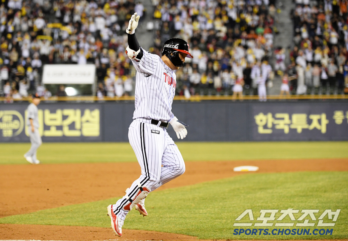 '홈런 치고 왔더니 왕따야?' 얼어붙은 문보경...'더그아웃 세리머니서 …