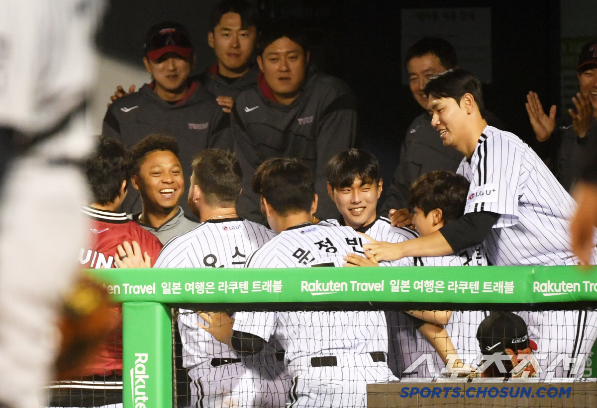 '홈런 치고 왔더니 왕따야?' 얼어붙은 문보경...'더그아웃 세리머니서 …