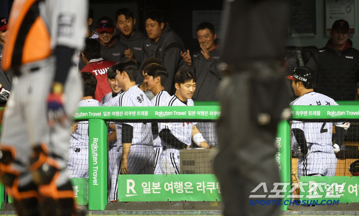 '홈런 치고 왔더니 왕따야?' 얼어붙은 문보경...'더그아웃 세리머니서 …