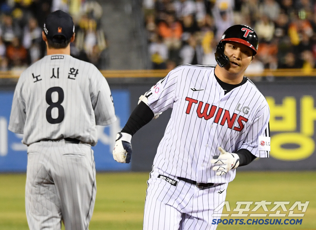 '홈런 치고 왔더니 왕따야?' 얼어붙은 문보경...'더그아웃 세리머니서 …