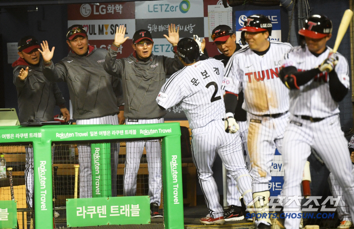 '홈런 치고 왔더니 왕따야?' 얼어붙은 문보경...'더그아웃 세리머니서 …
