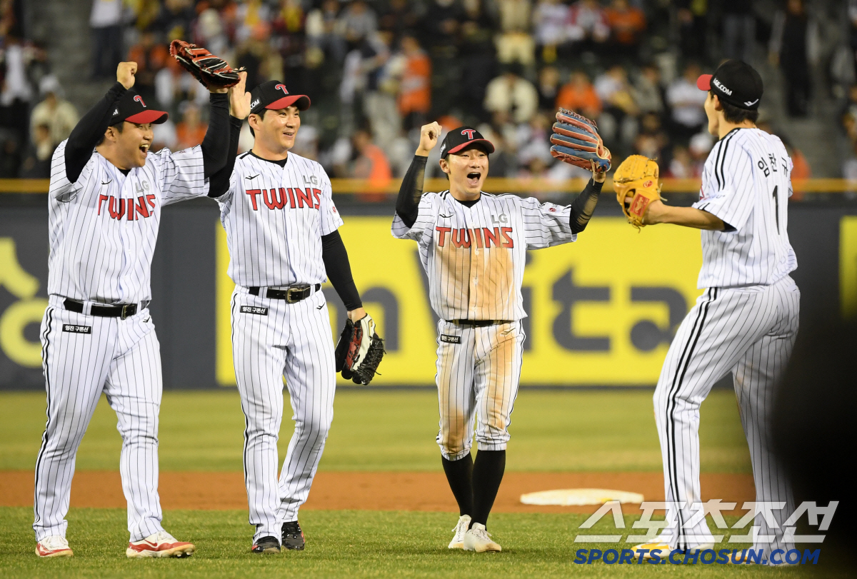 '홈런 치고 왔더니 왕따야?' 얼어붙은 문보경...'더그아웃 세리머니서 …