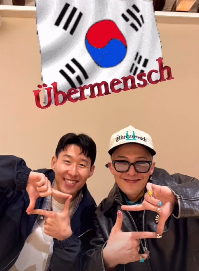 지드래곤, 손흥민과 찐친 맞네..딱 붙어서 '찰칵 세레머니'