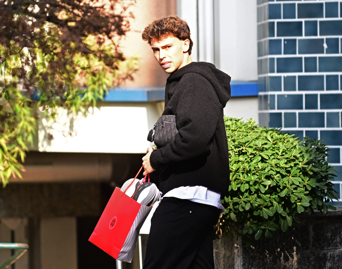 "잘생긴 쓰레기!"→"진짜 재앙이다!" 완전 몰락한 2000억 먹튀, 유…