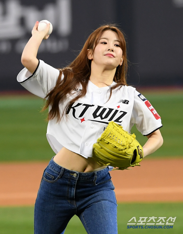 [포토] 트로트 가수 오유진 '힘차게'