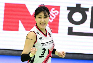 '무릎 부상' 염혜선, 여자배구 PO 3차전 위해 수원 원정 동행