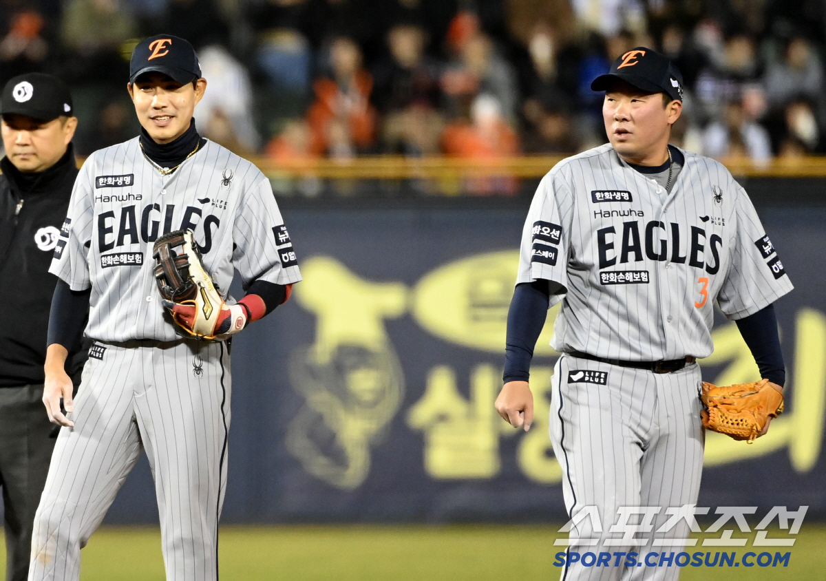 '동주야 미안하다' 투수를 도와줘야 하는데... 연이은 수비 실수에 쓴웃…