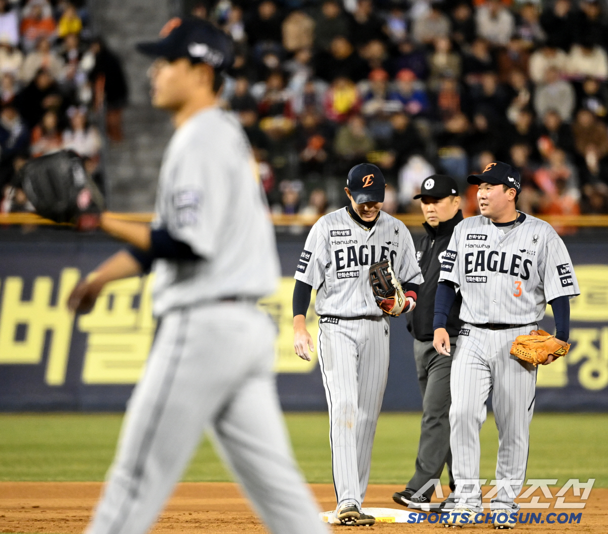 '동주야 미안하다' 투수를 도와줘야 하는데... 연이은 수비 실수에 쓴웃…