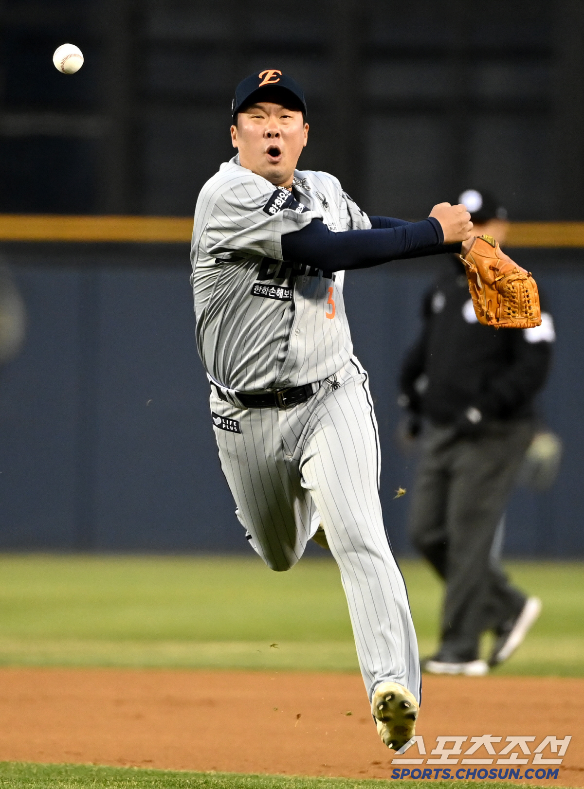 '동주야 미안하다' 투수를 도와줘야 하는데... 연이은 수비 실수에 쓴웃…