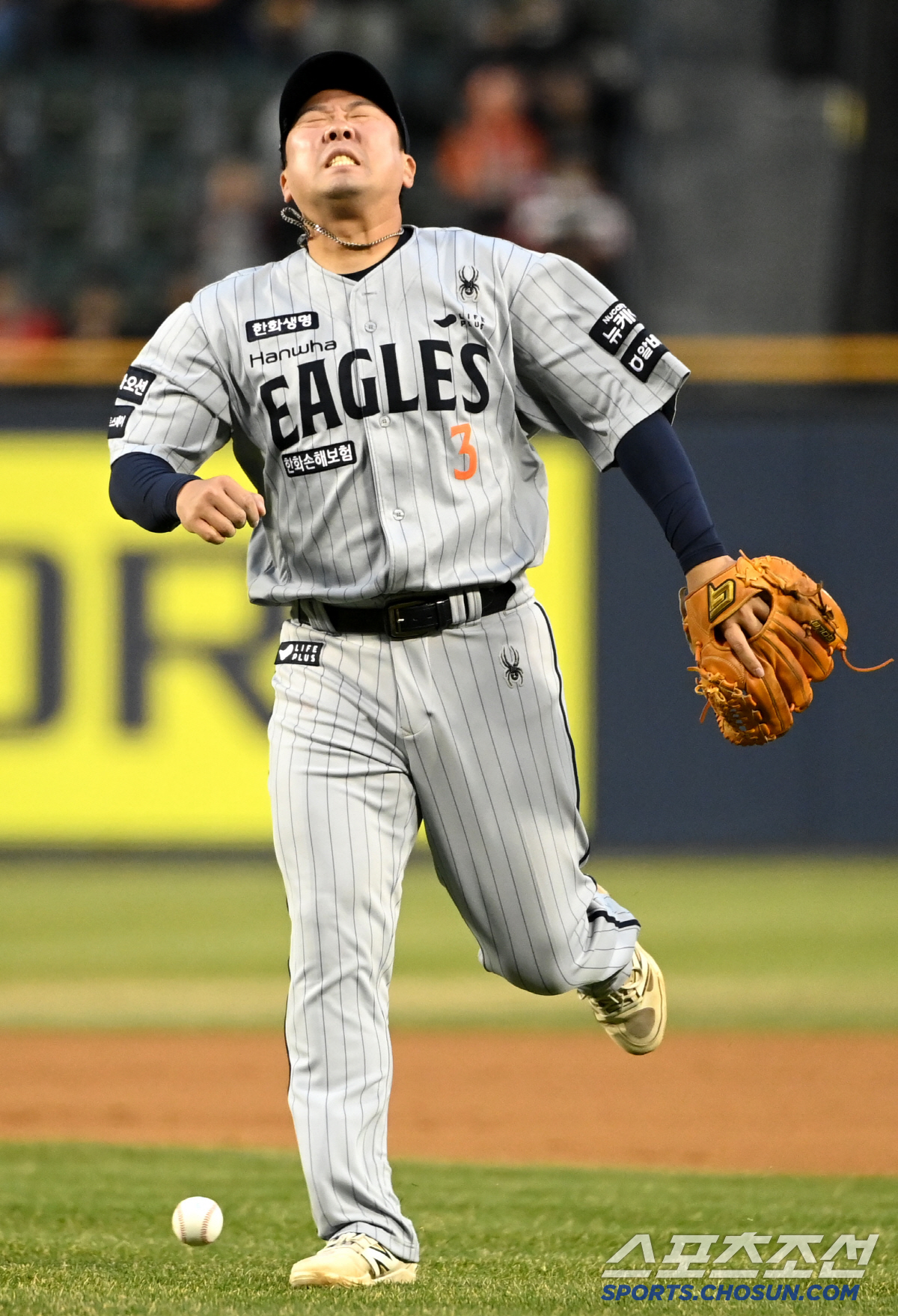 '동주야 미안하다' 투수를 도와줘야 하는데... 연이은 수비 실수에 쓴웃…