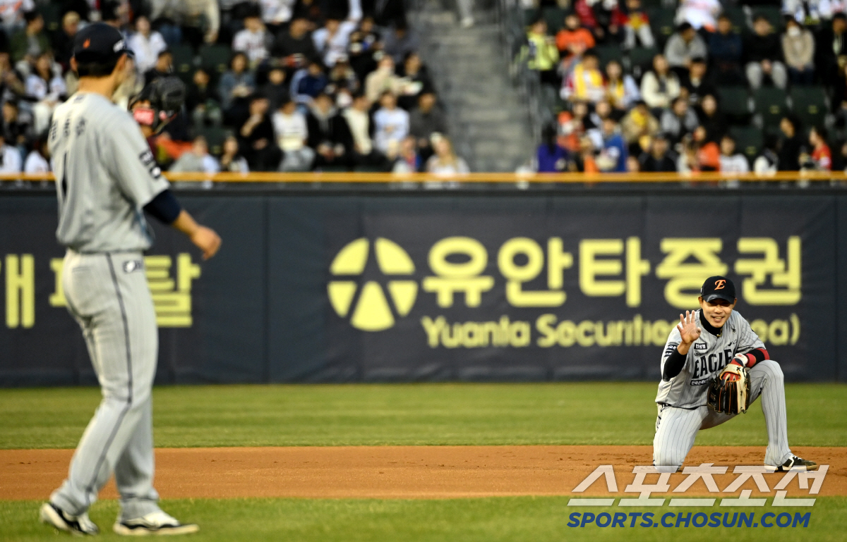 '동주야 미안하다' 투수를 도와줘야 하는데... 연이은 수비 실수에 쓴웃…