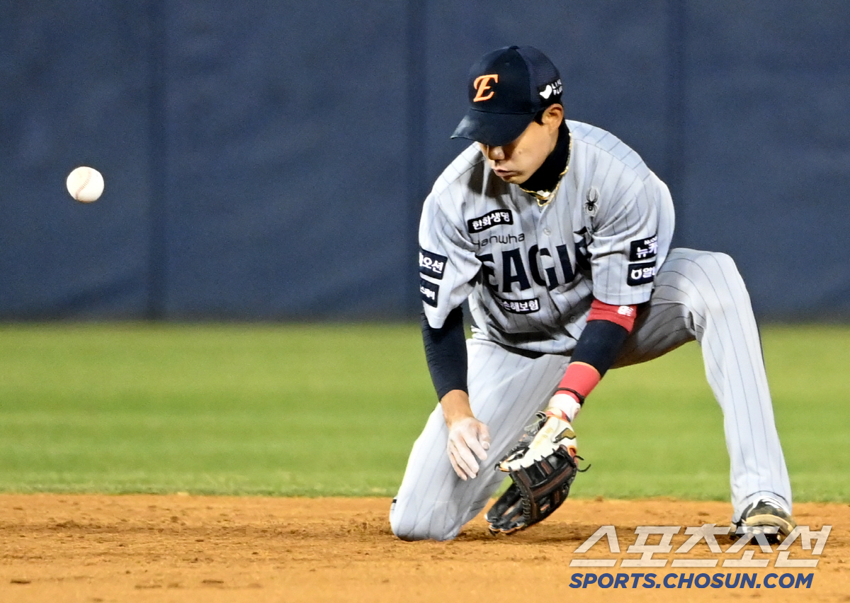 '동주야 미안하다' 투수를 도와줘야 하는데... 연이은 수비 실수에 쓴웃…