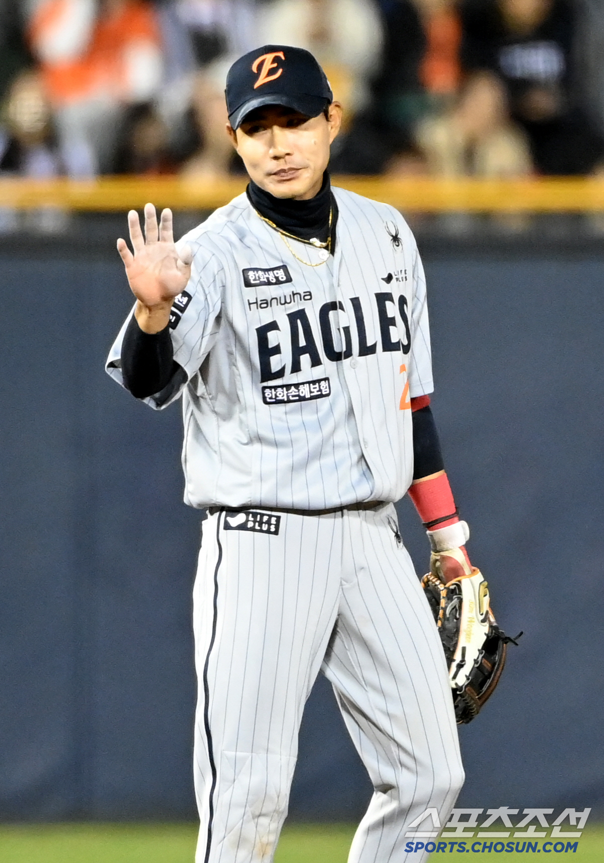 '동주야 미안하다' 투수를 도와줘야 하는데... 연이은 수비 실수에 쓴웃…