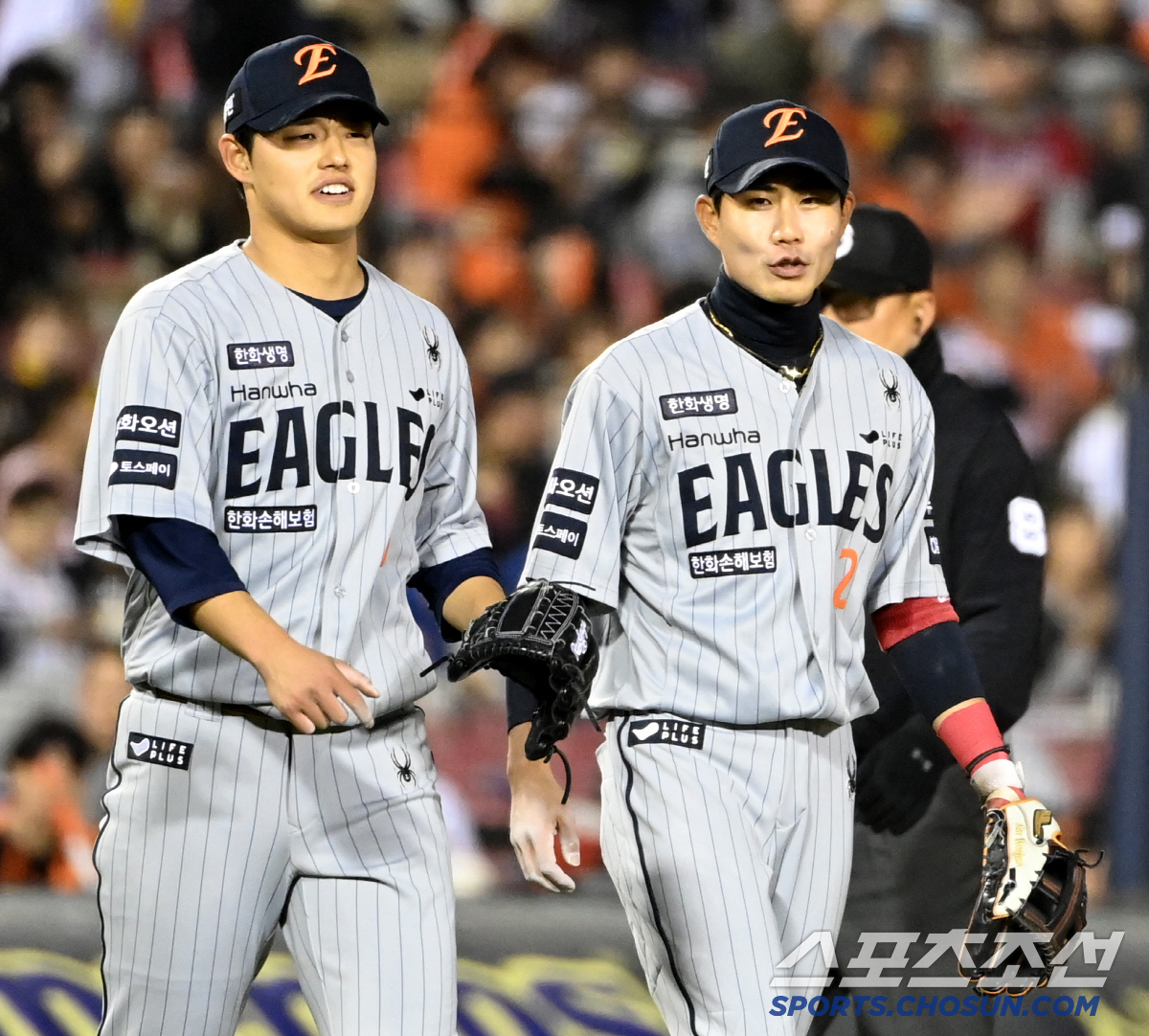 '동주야 미안하다' 투수를 도와줘야 하는데... 연이은 수비 실수에 쓴웃…