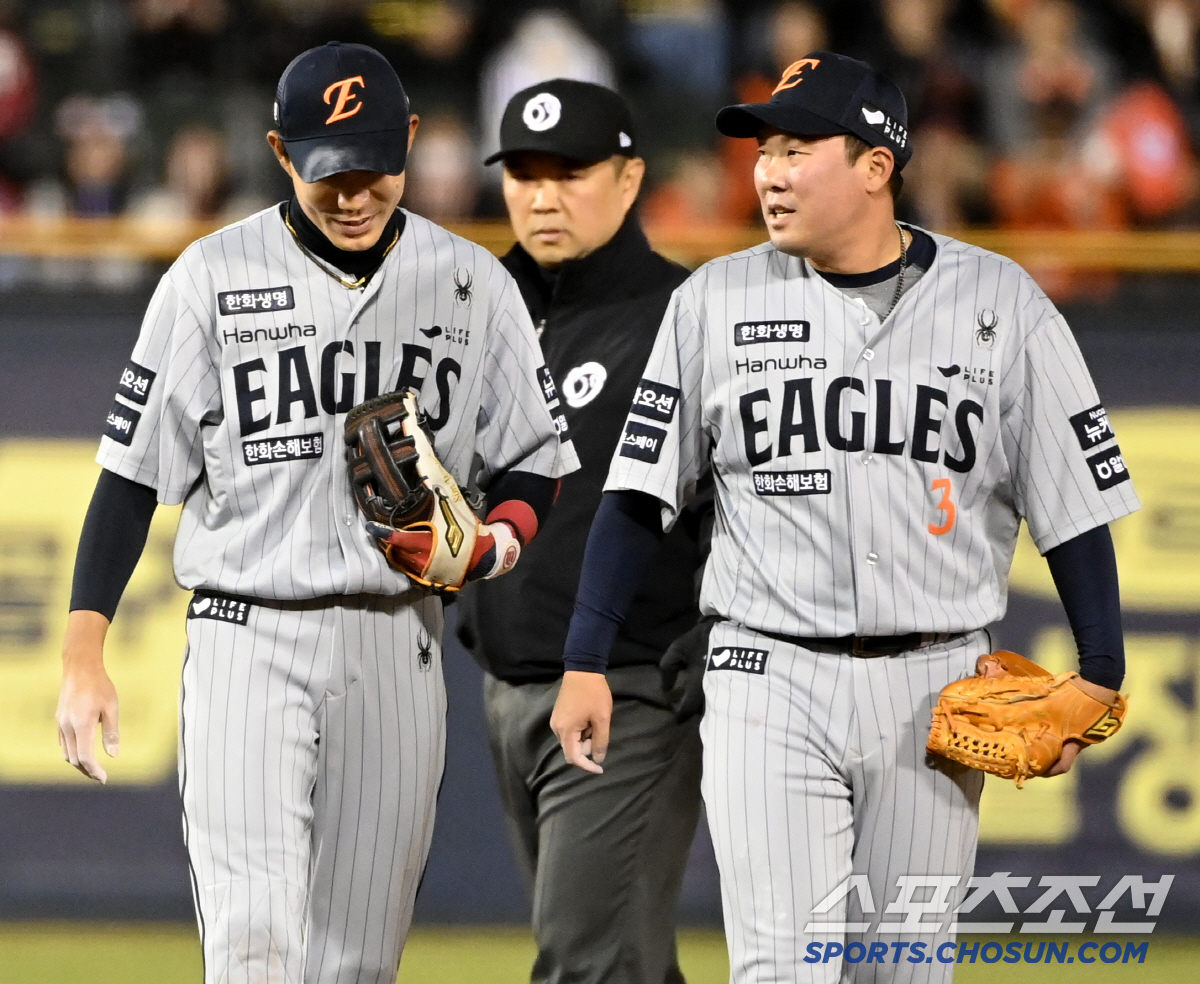 '동주야 미안하다' 투수를 도와줘야 하는데... 연이은 수비 실수에 쓴웃…