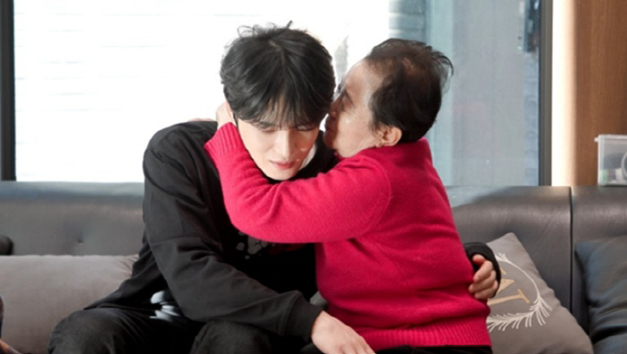 김재중母 눈물 "아들과 3살 때 첫 만남, 자기 버리지 말라고" ('편스…