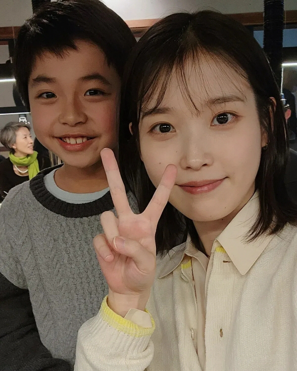 아이유 미담...아역 배우에 손편지+선물 "어린이날·크리스마스 다 챙겨"