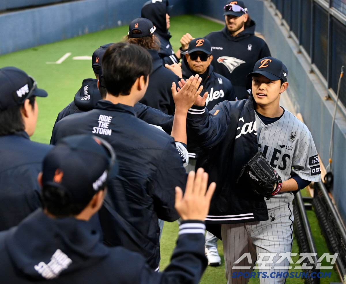 코 앞에서 느끼는 문동주 158Km 직구의 맛, 이걸 어떻게 쳐?[잠실 …