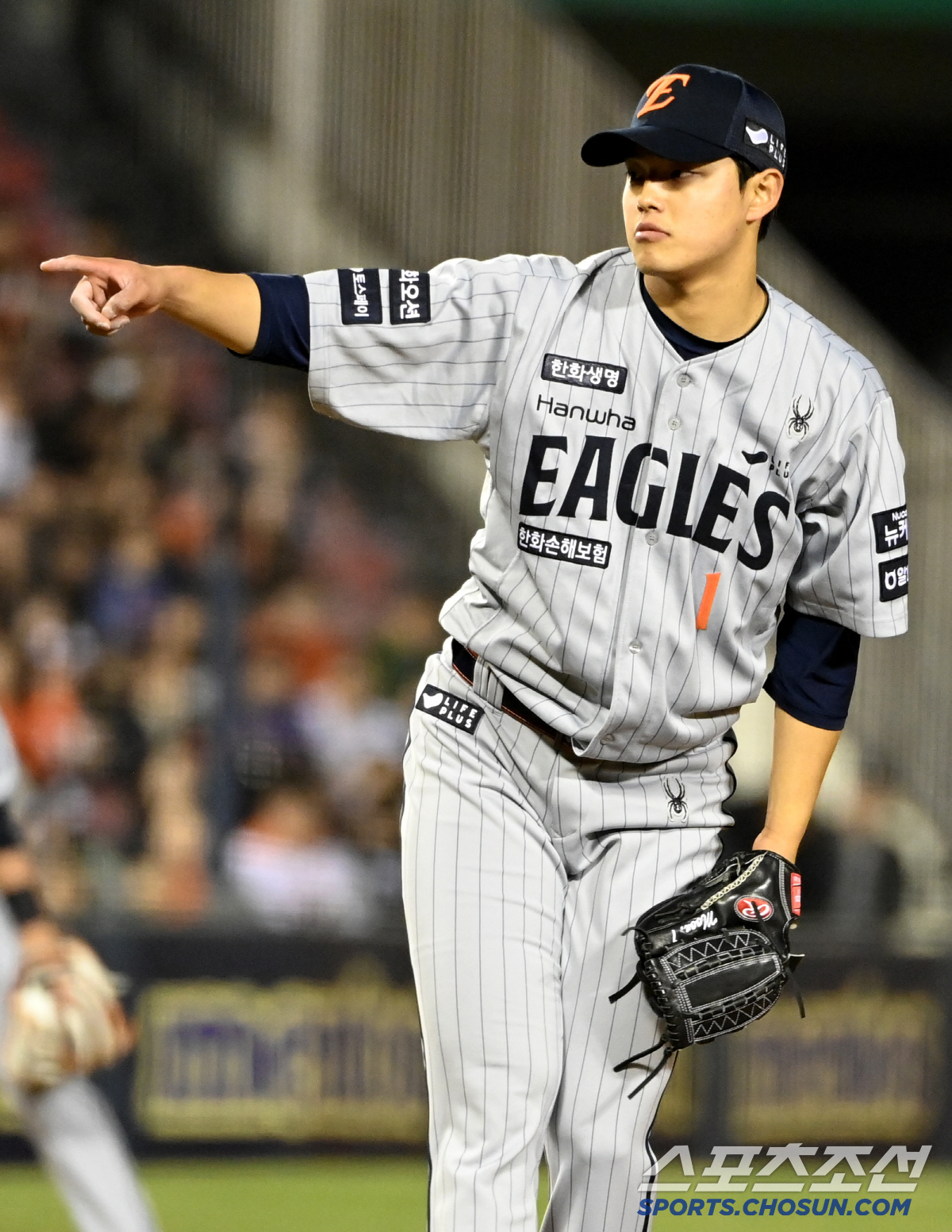 코 앞에서 느끼는 문동주 158Km 직구의 맛, 이걸 어떻게 쳐?[잠실 …