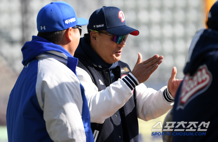 곰과 사자 사이가 이렇게 좋았나?...이영수 코치 품에 안긴 구자욱 강민…