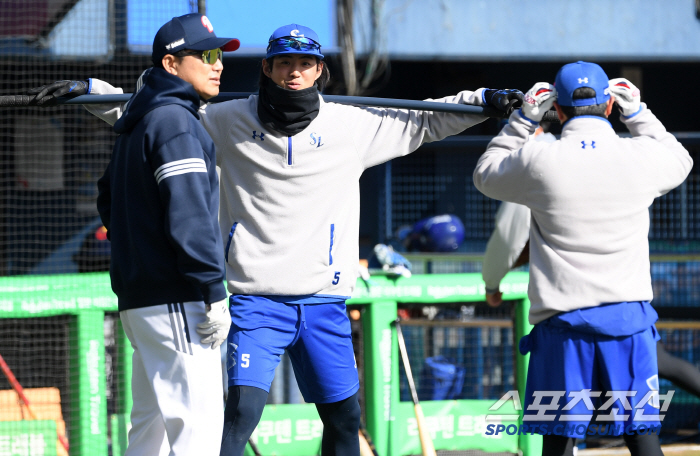 곰과 사자 사이가 이렇게 좋았나?...이영수 코치 품에 안긴 구자욱 강민…