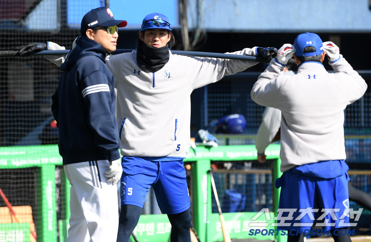 곰과 사자 사이가 이렇게 좋았나?...이영수 코치 품에 안긴 구자욱 강민…