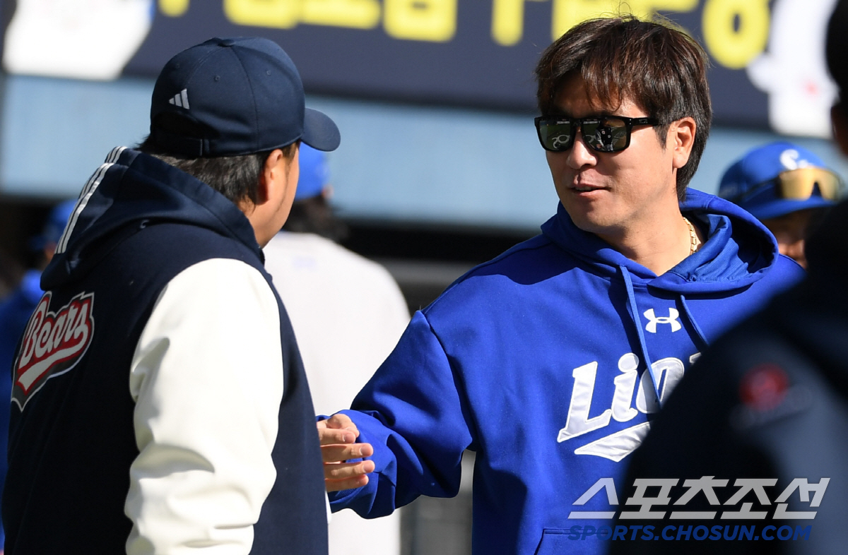 곰과 사자 사이가 이렇게 좋았나?...이영수 코치 품에 안긴 구자욱 강민…