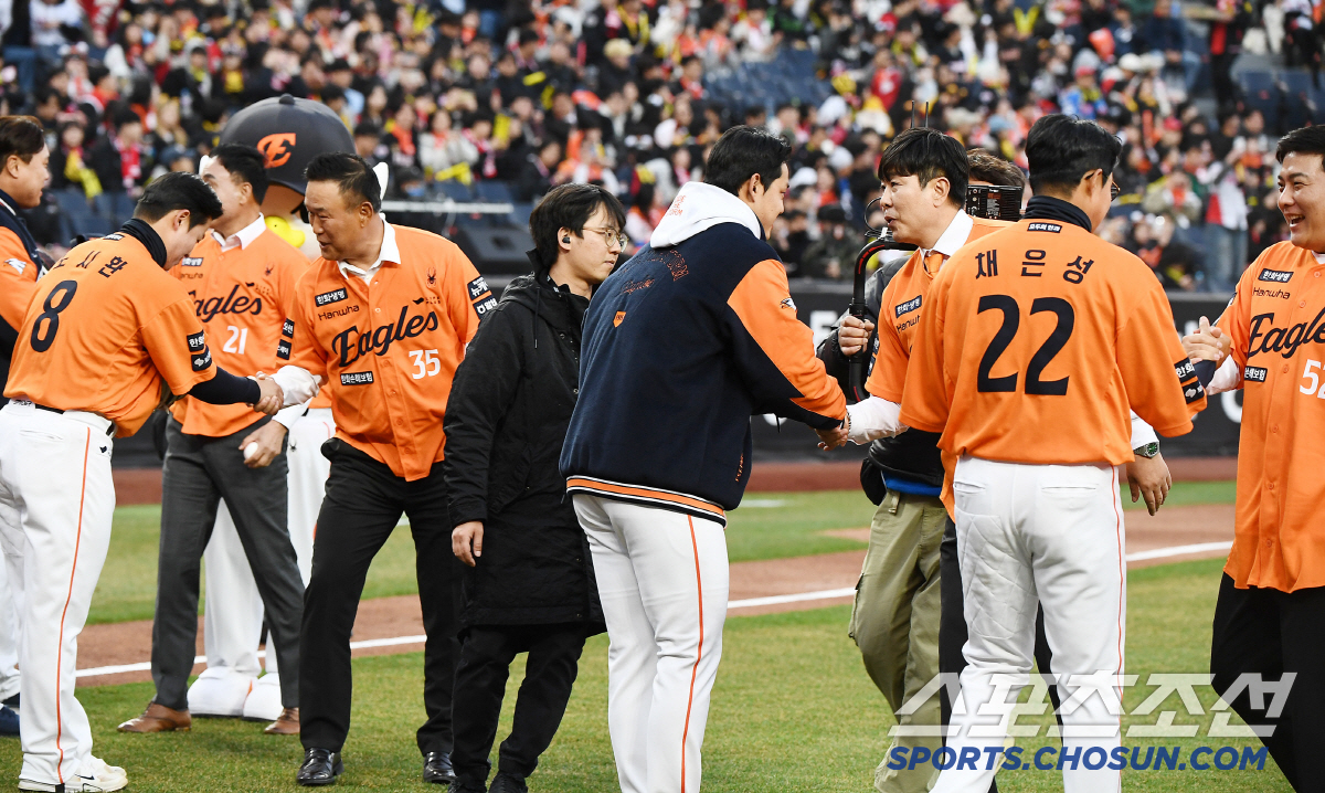 [포토] 송진우 장종훈 정민철 김태균, 한화 레전드들의 신구장 시구