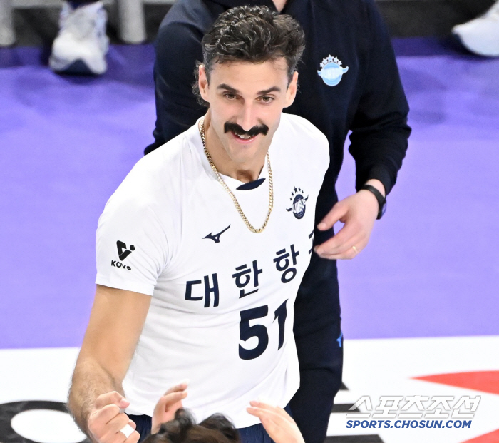 '미사일 서브' 러셀 22점 폭발 대한항공, KB손해보험에 3대0 완승.…